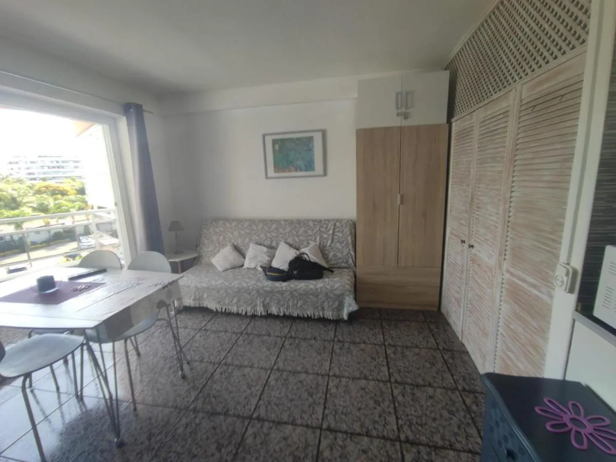 La Siesta Apt サロウ
